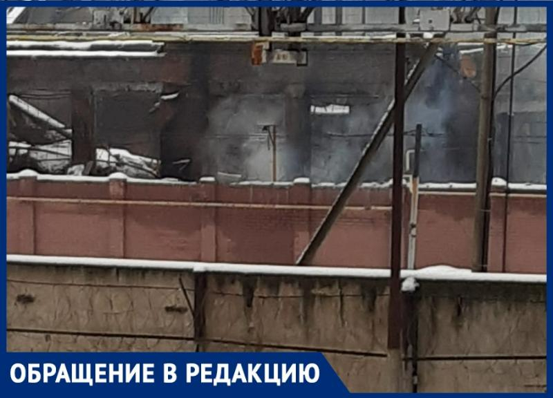 Рабочие завода Таганрога задыхаются от запаха тлеющего склада