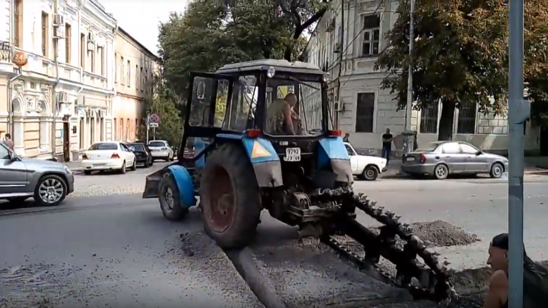 В центре Таганрога устраняют прорыв водопровода, автомобильное движение затруднено