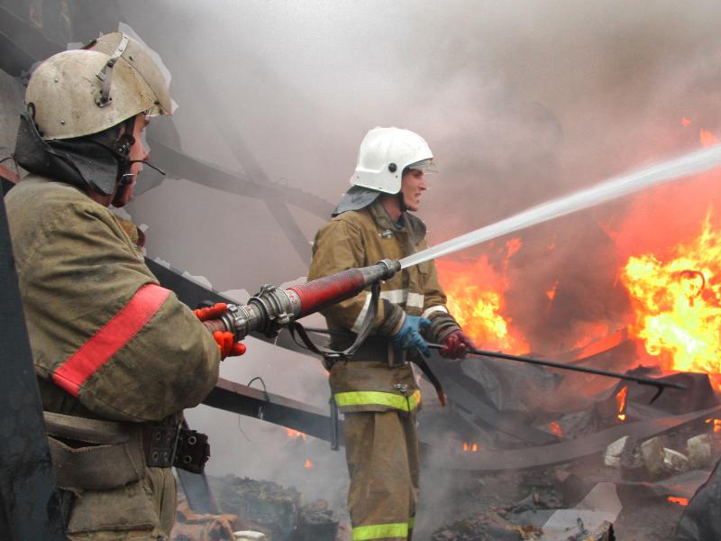 Склад и многоквартирный дом: в Таганроге за один день потушили сразу 2 пожара