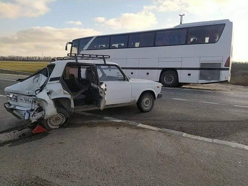 На трассе Ростов-Таганрог автобус с 17 подростками врезался в «семёрку»
