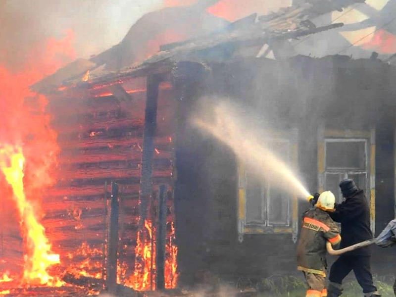 В селе под Таганрогом во время пожара погиб 42-летний мужчина