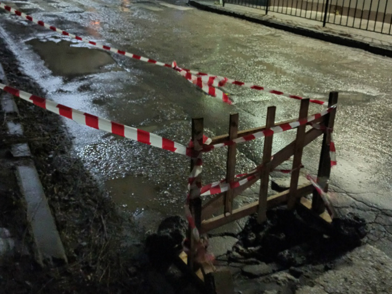 Женщина упала в подземный проход. Уфа подсветка пешеходного перехода. Женщина упала в подземный проход. Авто в подземном переходе. Подземный переход новосибирск.