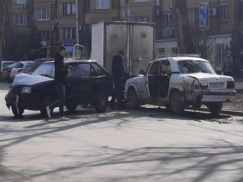 «Газель», «Девятка» и «Волга»: тройное ДТП произошло в Таганроге