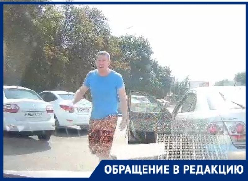 В Таганроге автохам напугал пожилых людей, не уступивших ему дорогу